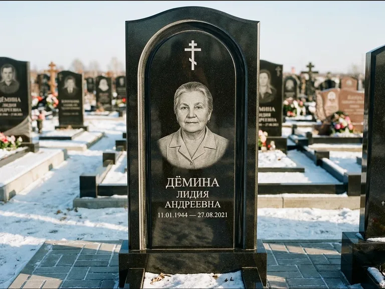 Памятник из чёрного гранита — стела-триптих с крестом с терновым венцом, работа «Ерофеева» в Салехарде
