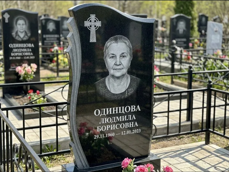 Памятник из чёрного гранита — стела с портретным овалом с кельтским крестом, работа «Савельева» в Салехарде