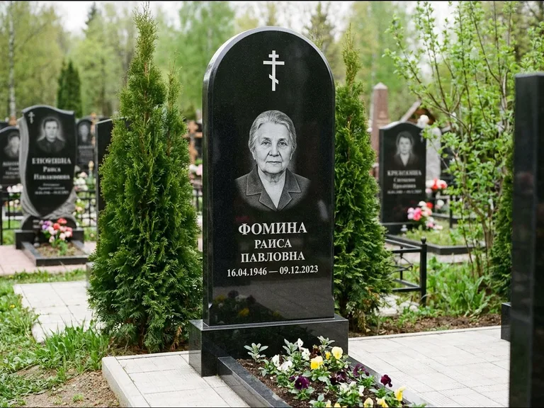 Памятник из чёрного гранита — вертикальная стела с латинским крестом, работа «Некрасова» в Салехарде