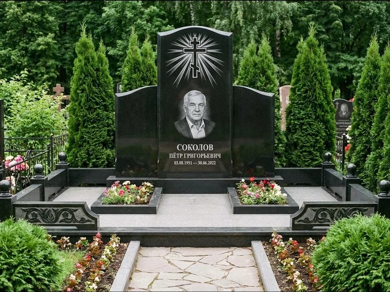 Памятник из чёрного гранита — низкая стела с крестом сбоку с золочёным крестом, работа «Верещагин» в Салехарде