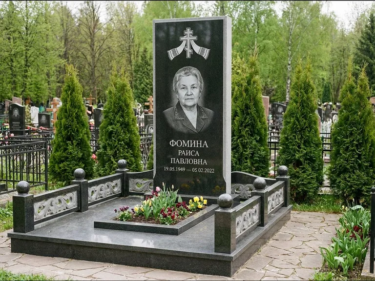 Памятник из чёрного гранита — семейный мемориал с ажурным резным крестом, работа «Мельникова» в Салехарде