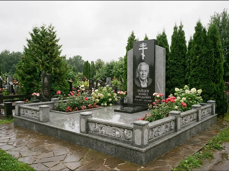 Памятник из чёрного гранита — стела с двумя портретами с крестом с рушником, работа «Богданов» в Салехарде