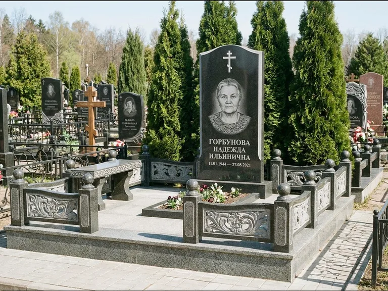 Памятник из чёрного гранита — стела с золочёным крестом с крестом с терновым венцом, работа «Селезнёва» в Салехарде