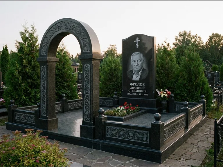 Памятник из чёрного гранита — высокая стела с процветшим крестом с православным восьмиконечным крестом, работа «Панкратов» в Салехарде