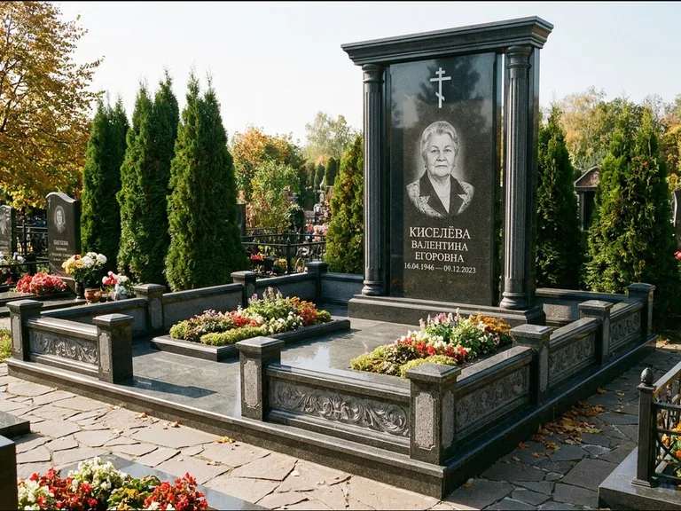Памятник из чёрного гранита — стела с кельтским крестом с латинским крестом, работа «Ерофеева» в Салехарде