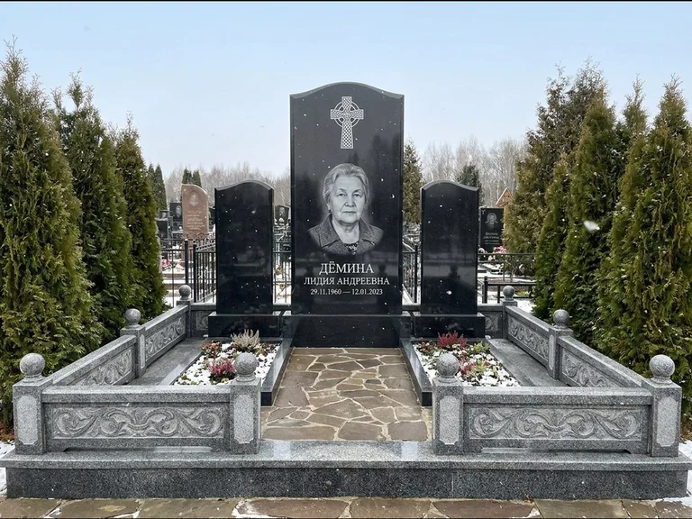 Памятник из чёрного гранита — стела с крестом и ветвью с кельтским крестом, работа «Лаврентьева» в Салехарде