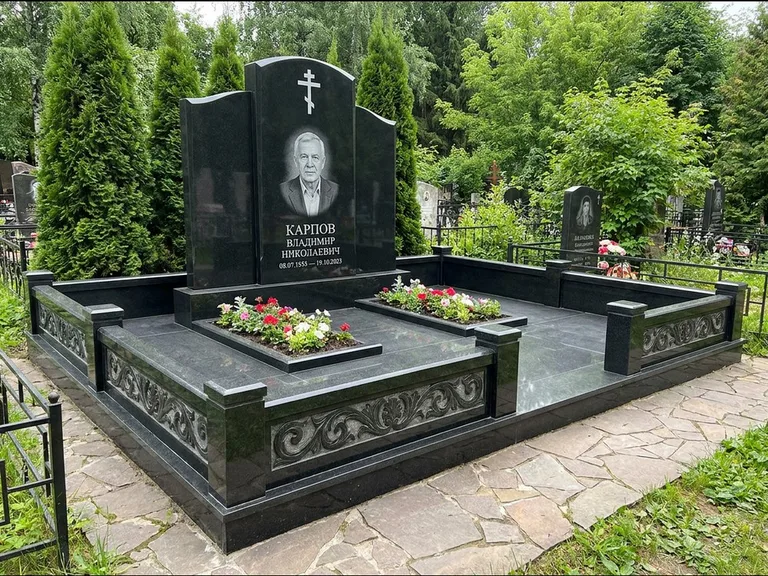 Памятник из чёрного гранита — двойная семейная стела с крестом на Голгофе, работа «Тихонов» в Салехарде