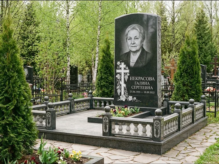 Памятник из чёрного гранита — стела с крестом и книгой с крестом с распятием, работа «Савельева» в Салехарде