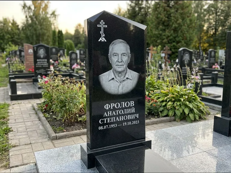 Памятник из чёрного гранита — стела со столиком и скамьёй с крестом на Голгофе, работа «Верещагин» в Салехарде