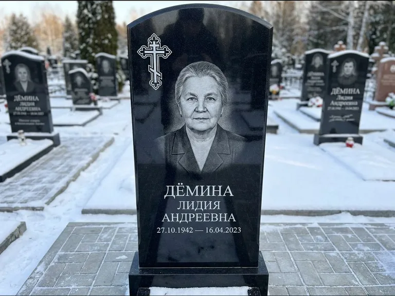 Памятник из чёрного гранита — стела домиком с крестом в лучах, работа «Селезнёва» в Салехарде