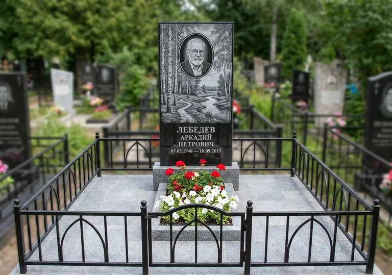 Памятник с гравировкой берёзовой рощи, портретом и надписью в Салехарде