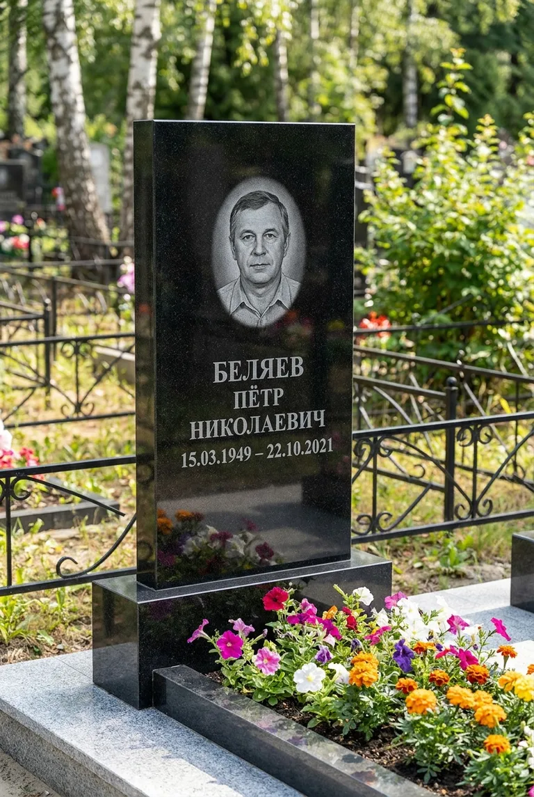 Вертикальный чёрный гранитный памятник под ключ с цветником в Салехарде