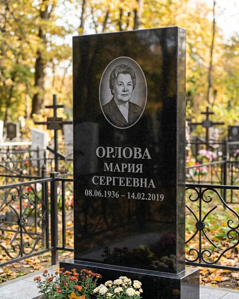 Вертикальный серый гранитный памятник под ключ, осень в Салехарде