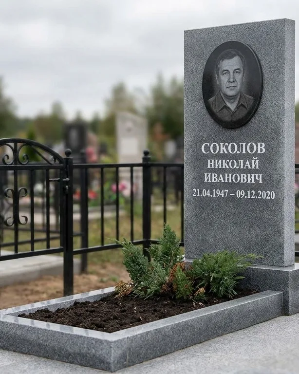 Чёрный памятник под ключ на гранитном цоколе в Салехарде