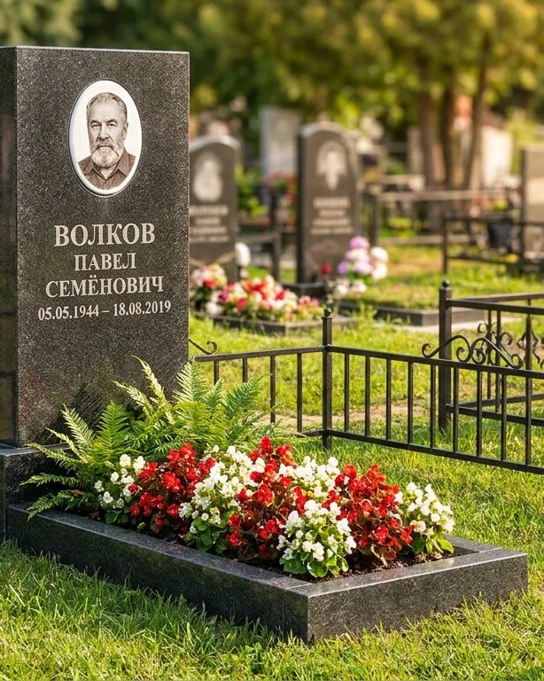 Тёмно-серый памятник под ключ с художественной гравировкой в Салехарде