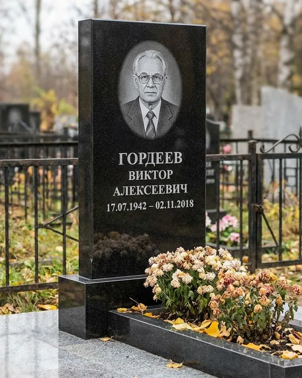 Памятник под ключ с гранитным цоколем и плиткой в Салехарде