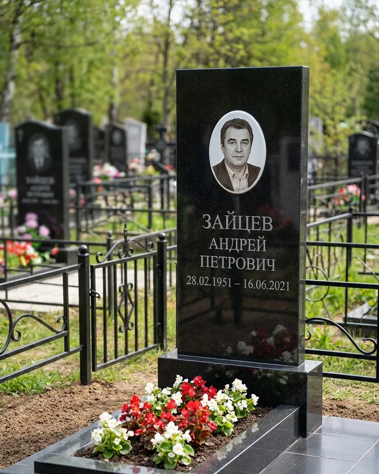 Памятник под ключ с гранитной вазой и цветами в Салехарде