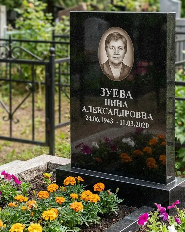 Горизонтальный чёрный гранитный памятник под ключ в Салехарде
