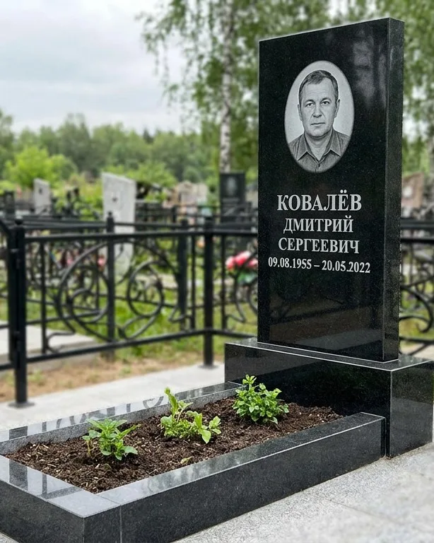 Горизонтальный серый памятник под ключ, осень в Салехарде