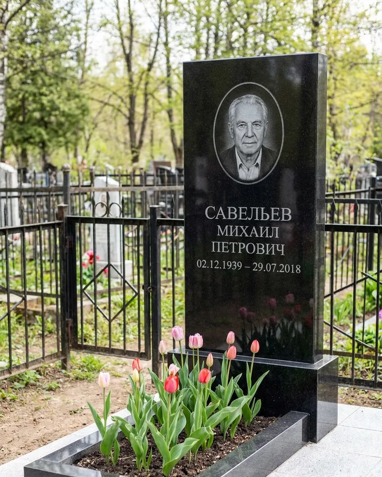 Горизонтальный памятник под ключ на гранитном основании в Салехарде
