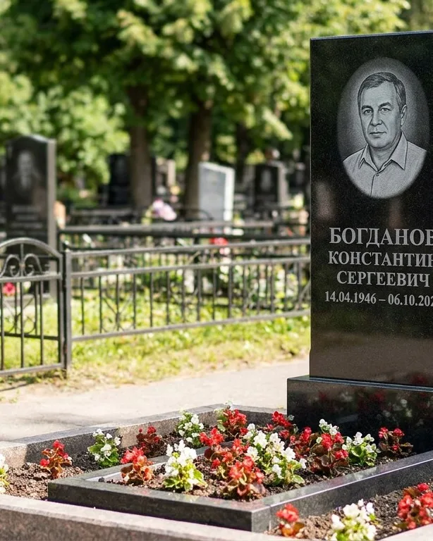 Низкий горизонтальный памятник под ключ с цветником в Салехарде