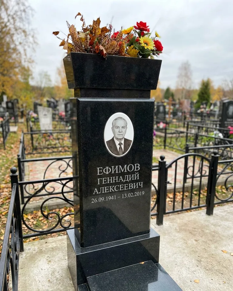 Двойной семейный памятник под ключ с портретами в Салехарде