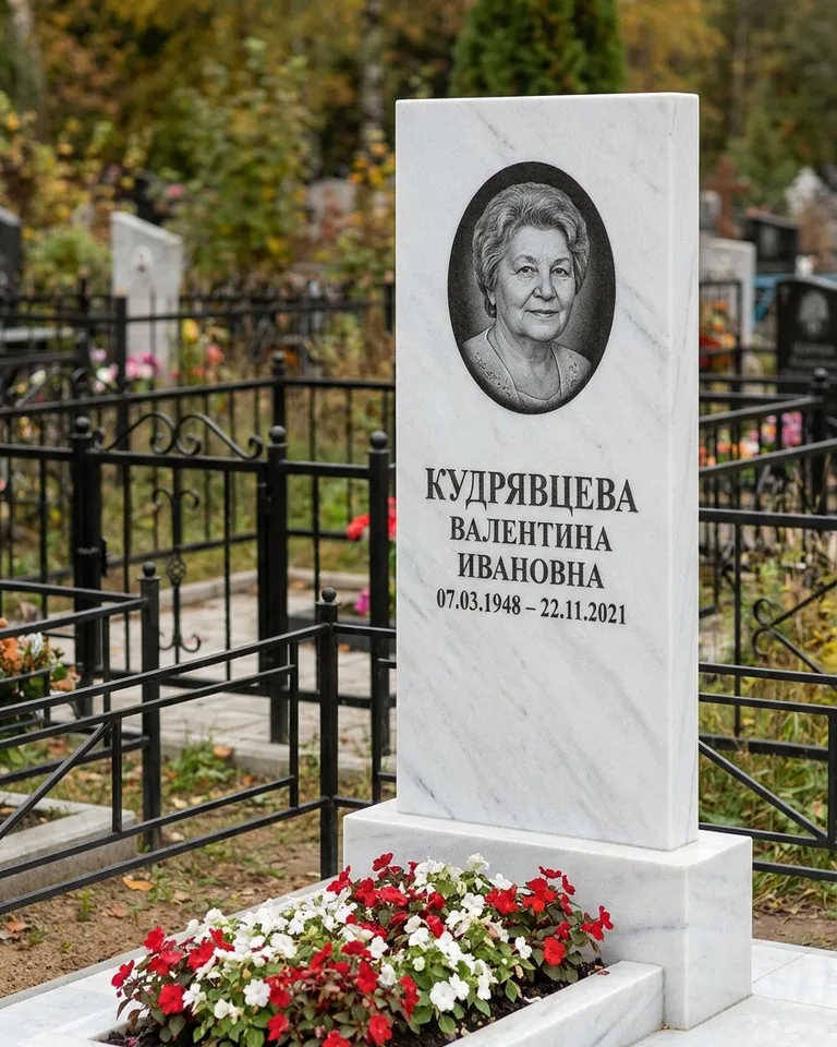 Двойной памятник под ключ с цоколем и плиткой в Салехарде