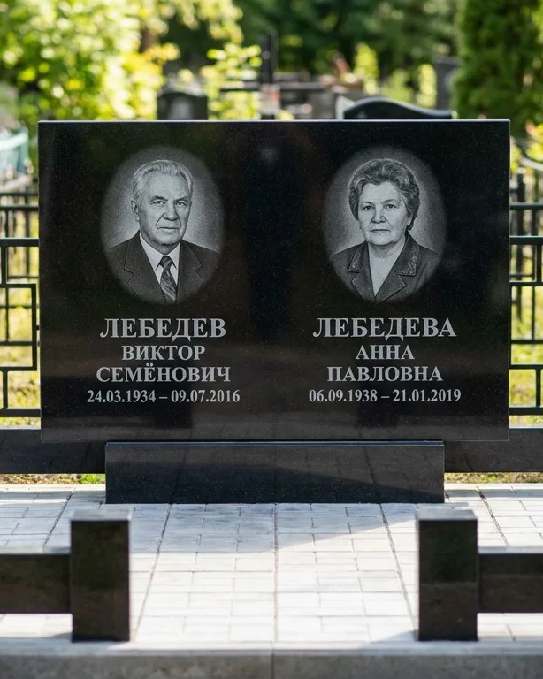 Памятник под ключ из красного гранита в Салехарде