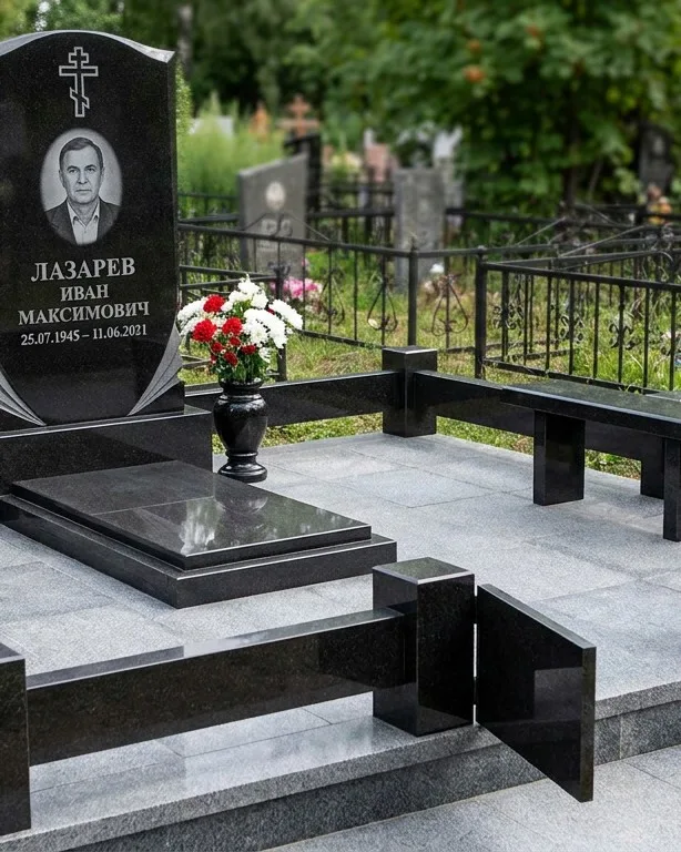 Памятник под ключ зимой с венком в Салехарде
