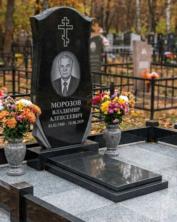 Памятник под ключ со скамьёй и мощением в Салехарде