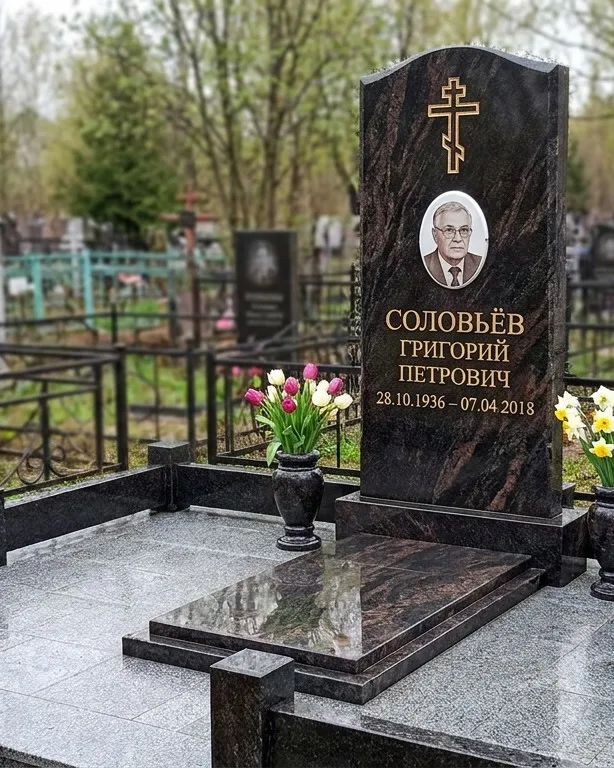 Памятник под ключ с гранитным цоколем и вазой, осень в Салехарде