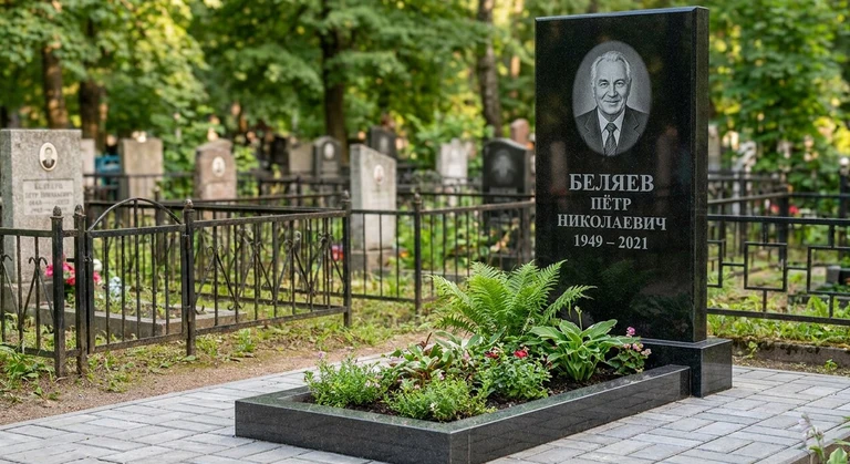 Памятник под ключ в Салехарде — гранитная стела с цветником и благоустройством, установлен под ключ