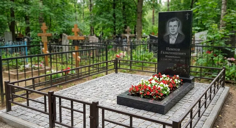 Памятник под ключ с цветником и благоустройством в Салехарде