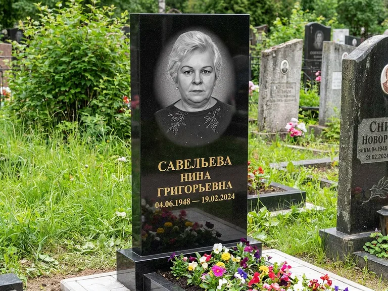 Портрет на памятнике в Салехарде — Паспортное фото восстановили и награвировали на чёрной стеле