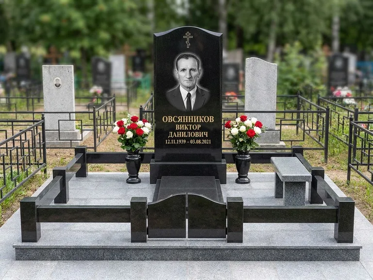 Портрет на памятнике в Салехарде — Старый снимок → гравировка на премиум-комплексе с плиткой и оградой