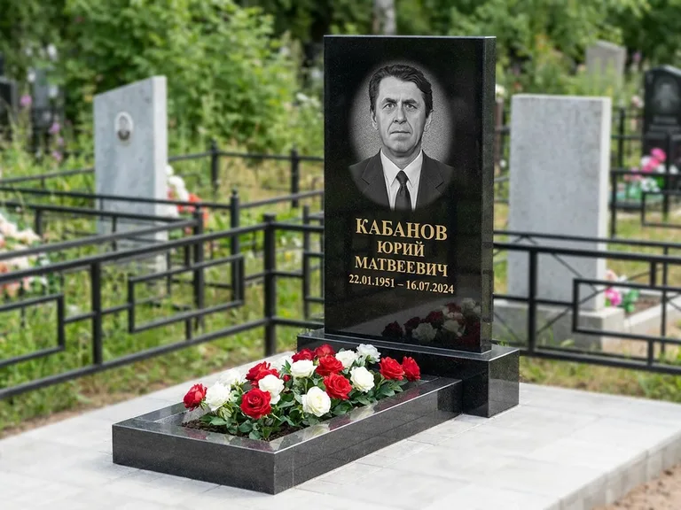 Портрет на памятнике в Салехарде — Старый снимок → гравировка на вертикальной стеле