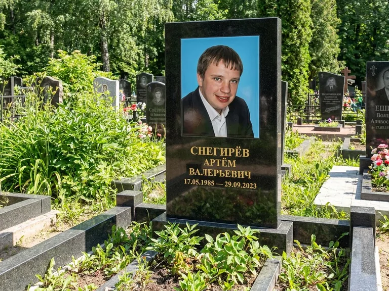 Портрет на памятнике в Салехарде — Цветное фото → прямоугольная фотокерамика на чёрном граните