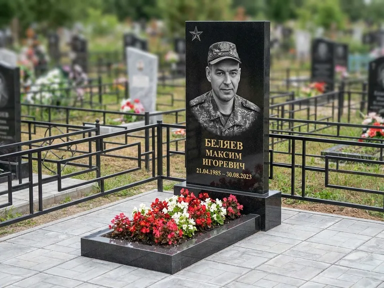 Портрет на памятнике в Салехарде — Военное фото → цветная фотокерамика, гравированная звезда