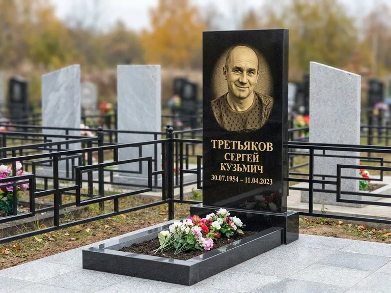 Портрет на памятнике в Салехарде — Восстановленный портрет → гравировка на вертикальной стеле