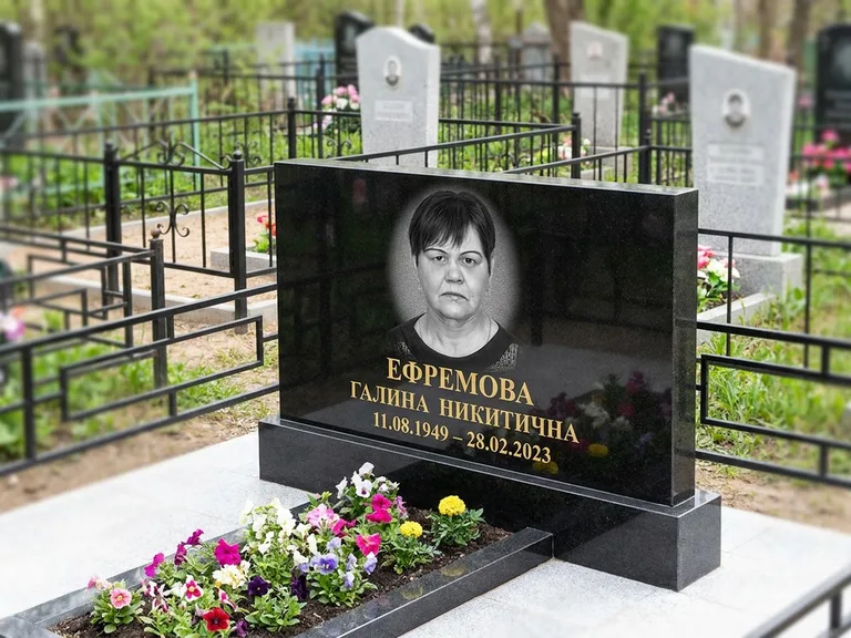 Портрет на памятнике в Салехарде — Ч/б портрет → гравировка на горизонтальном памятнике