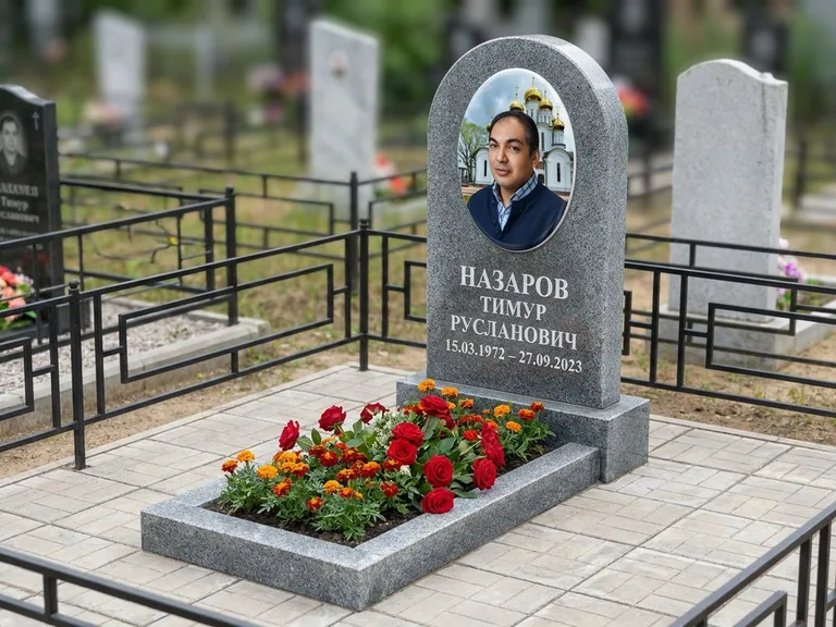 Портрет на памятнике в Салехарде — Цветной портрет → фотокерамика-овал на сером граните, буквы белые