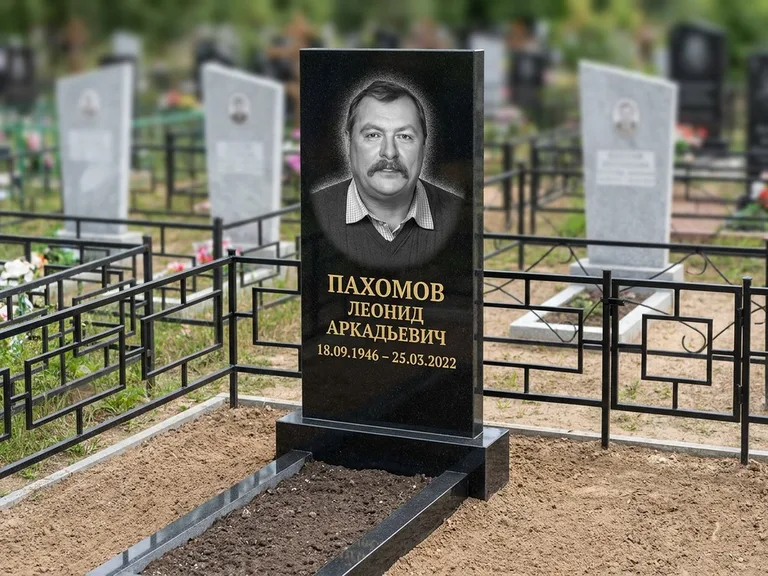 Портрет на памятнике в Салехарде — Маленькое фото → гравировка на простом бюджетном памятнике