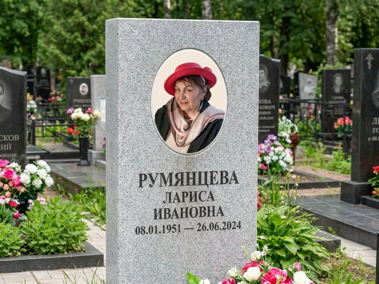 Портрет на памятнике в Салехарде — Цветной портрет → овальная фотокерамика на светлом камне