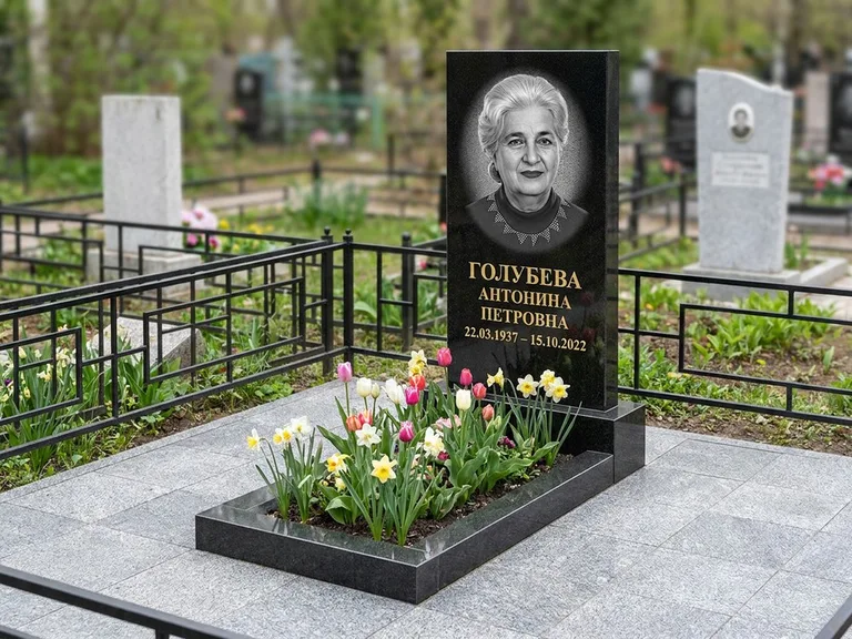Портрет на памятнике в Салехарде — Выцветший скан восстановили и награвировали на стеле