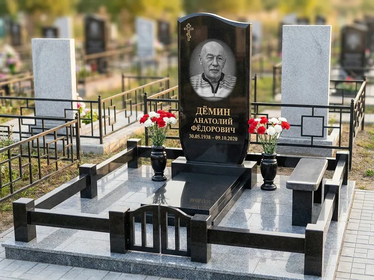 Портрет на памятнике в Салехарде — Реставрация → гравировка на премиум-комплексе
