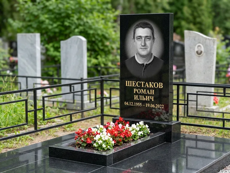 Портрет на памятнике в Салехарде — Ч/б портрет → гравировка на стеле