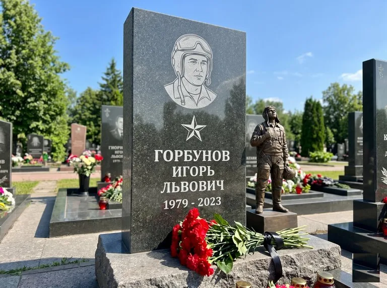 Гранитная фигура лётчика на памятнике военному со звездой в Салехарде