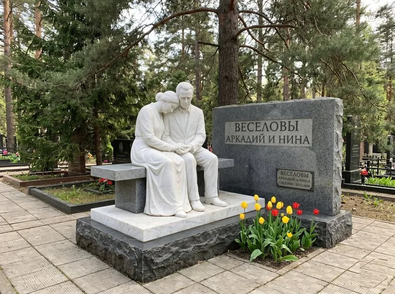 Мраморная скорбящая пара на эксклюзивном мемориале в Салехарде