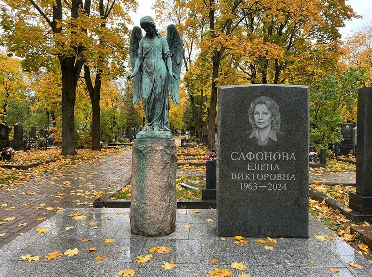 Бронзовый ангел на колонне рядом с памятником в Салехарде