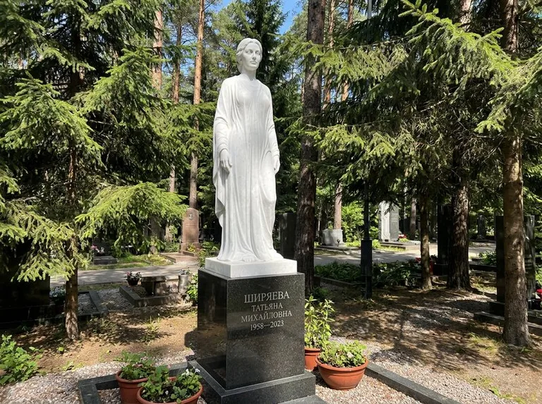 Ростовая женская фигура с портретным сходством на мемориале в Салехарде